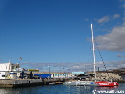 Hafeneinfahrt und Tankstelle 'Puerto Deportivo Colon'