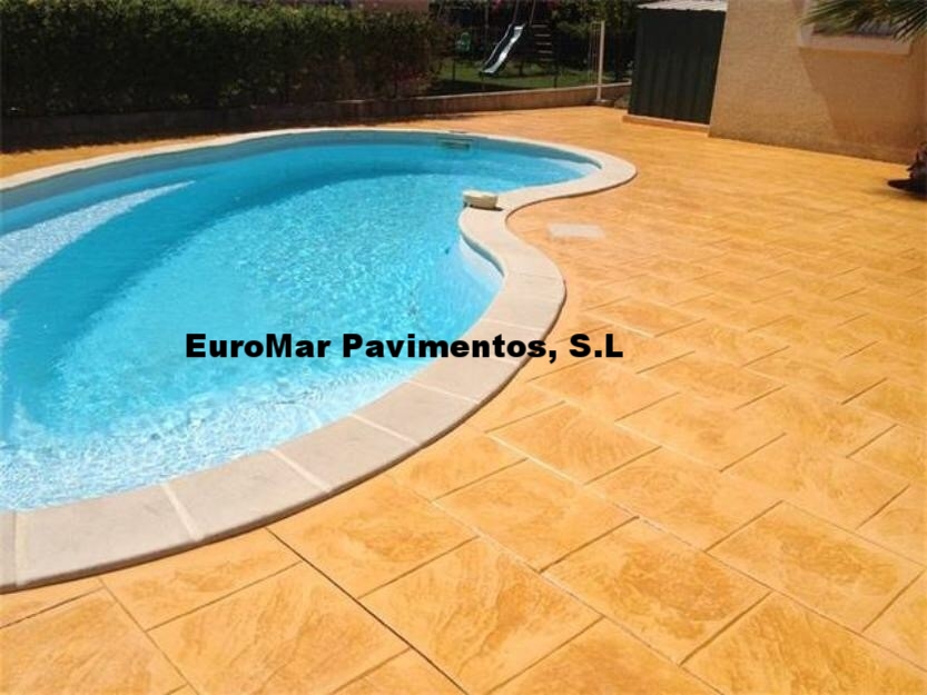 Pavimentos y suelos de hormigón impreso y pulido, impreso vertical en