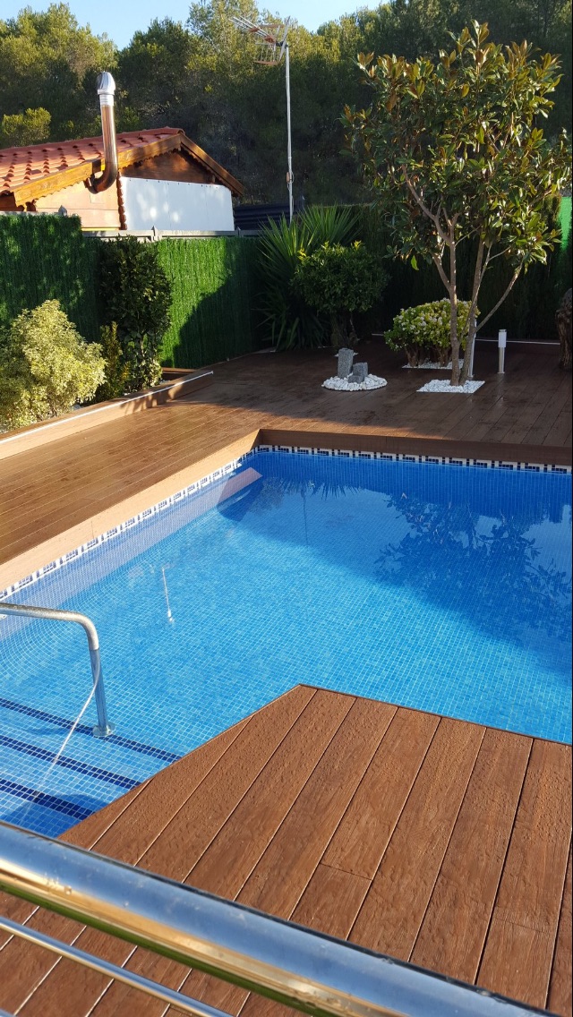 piscina y tarima de exterior en Cunit