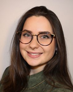 Portraitfoto von Jennifer Heyne vor grauem Hintergrund.
