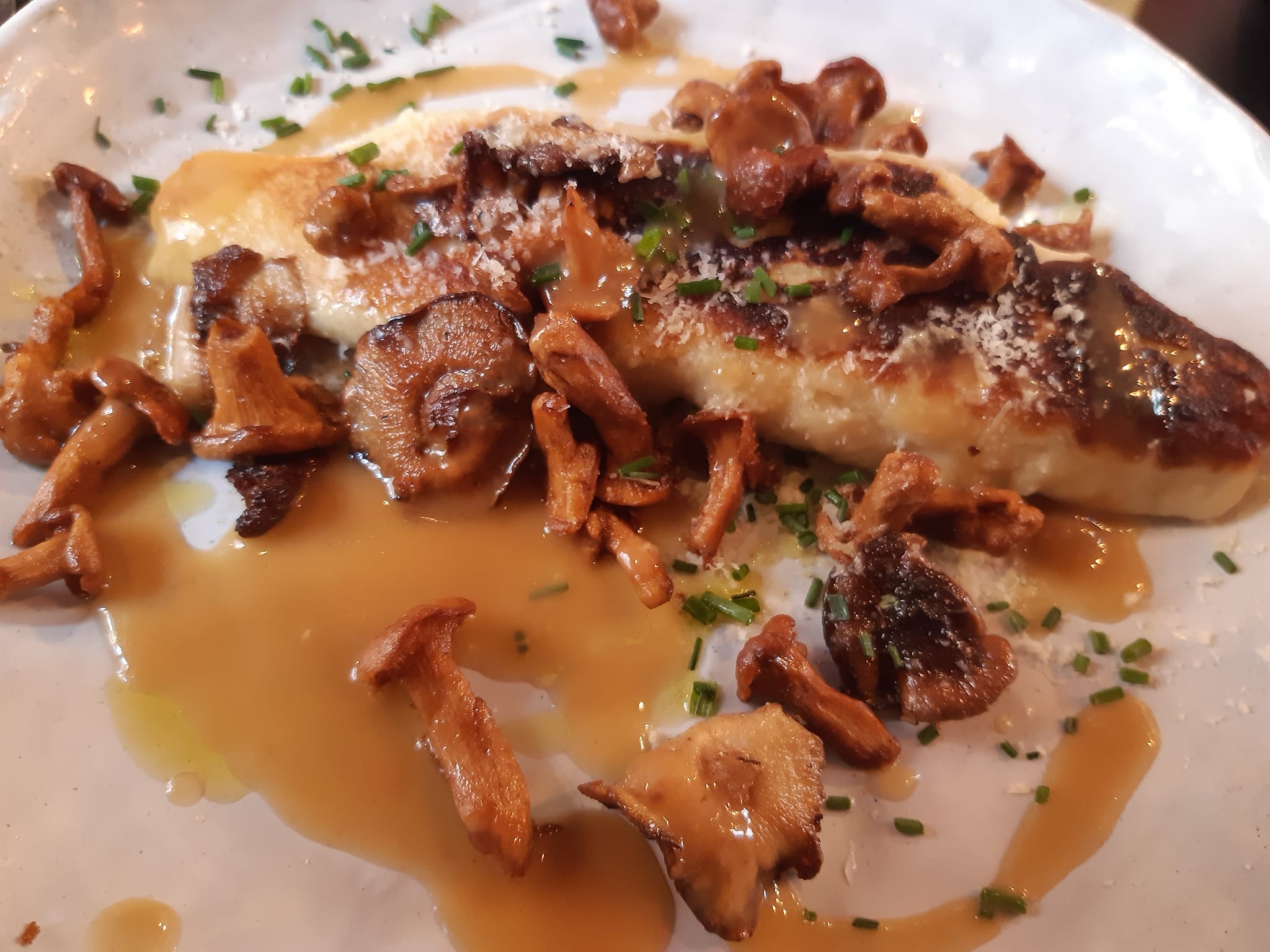 Gnocchi XL farcis au telaggio, girolles, jus de poulet, huile d olive à la truffe 