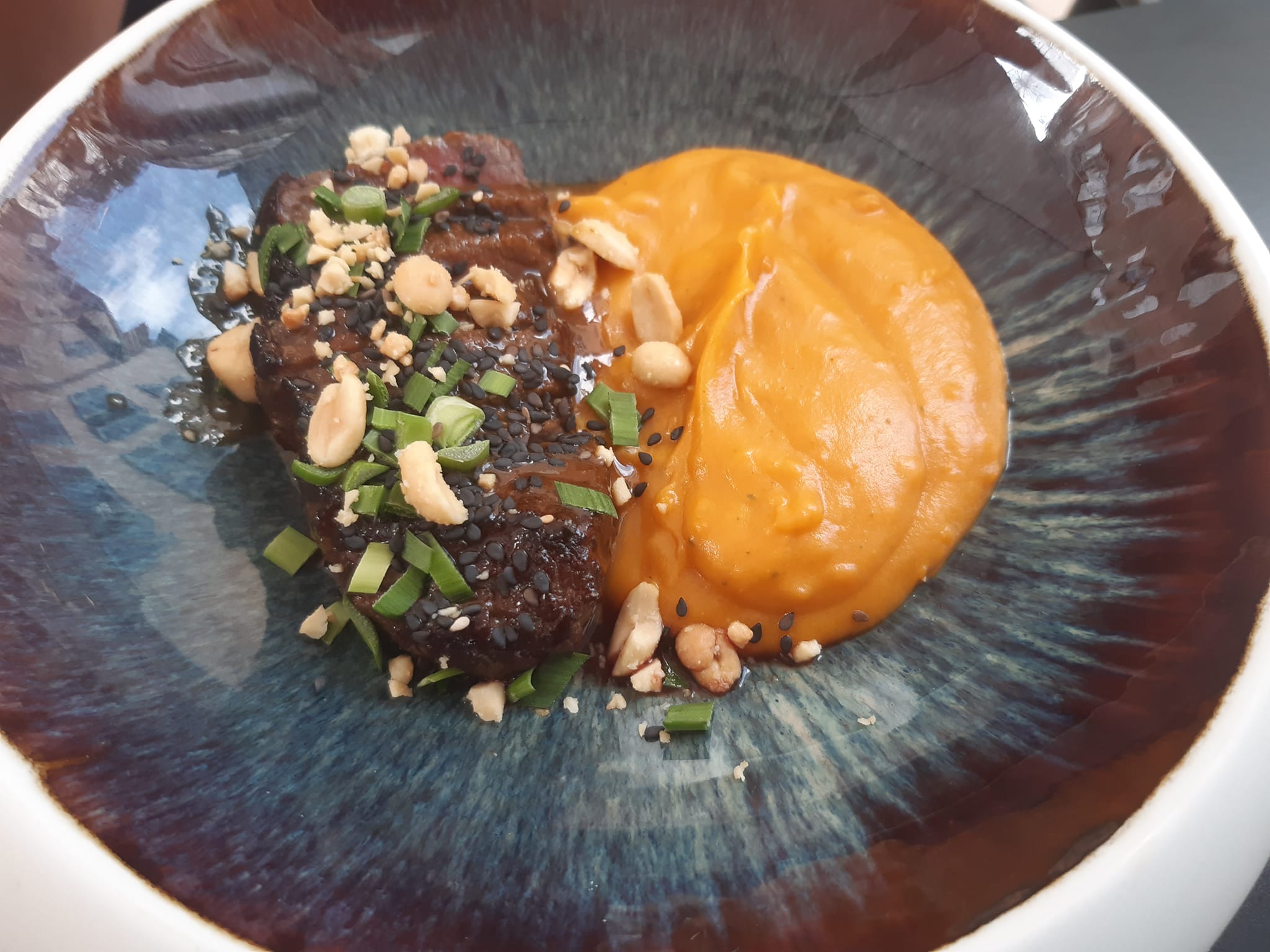 Rumstek mi cuit, sauce thaï, purée de patate douce au lait de coco et combava