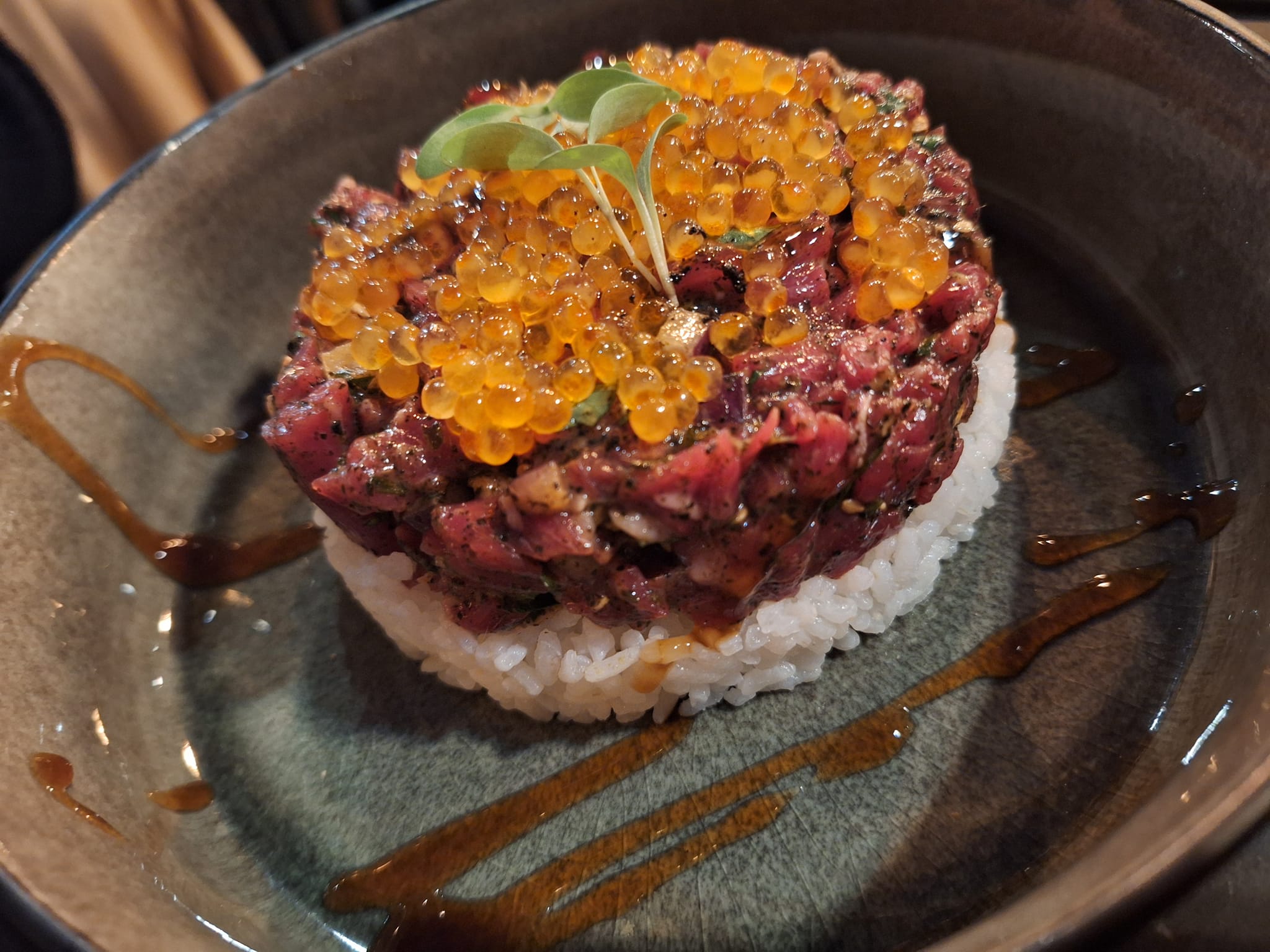 Tartare de bavette de boeuf black angus à la japonaise, oeufs de truite, riz à  sushi comme un chirashi