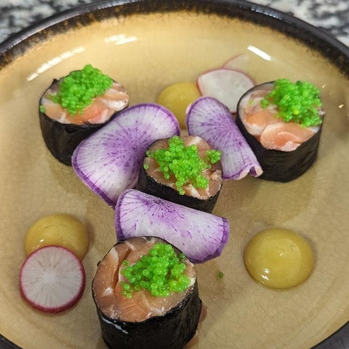 Gravelax de saumon comme un maki, thé fumé, gel de kalamansi, tobiko