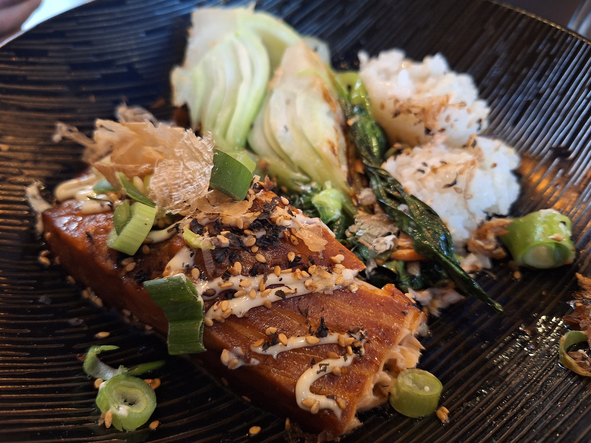 Saumon teriyaki, chou pak choï, gomasio