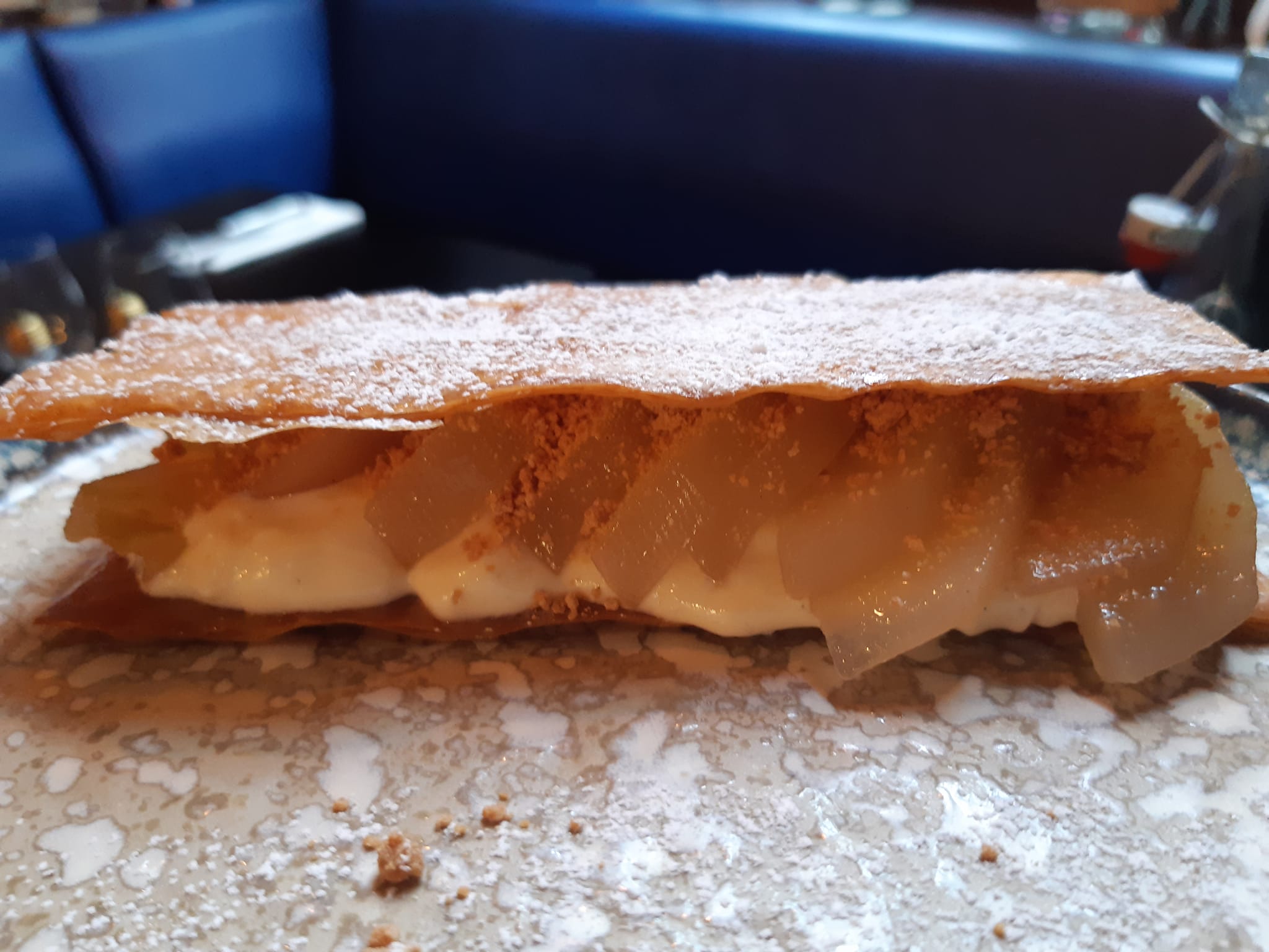 croustillant poires pochées, crème à la vanille de Tahiti, chocolat blanc caramélisé