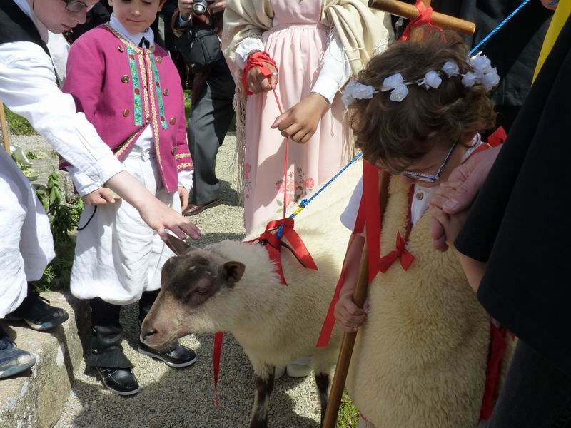 Présentation du Petit St Jean, de sa famille et de son mouton (1)