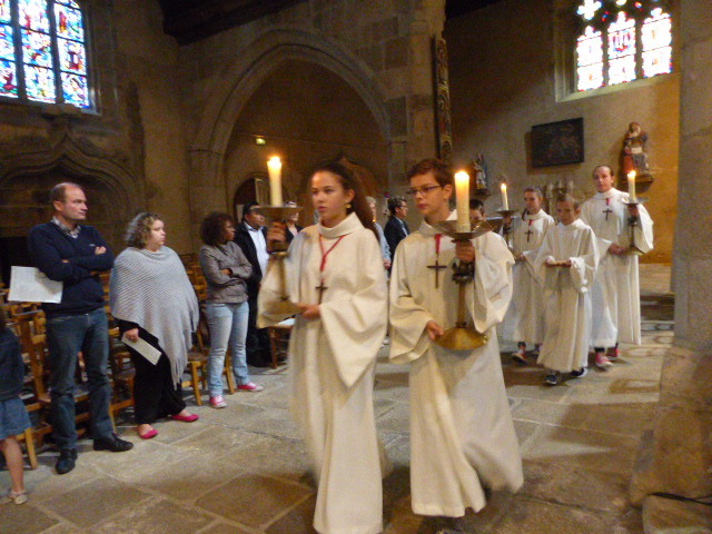 Procession d’offrandes, avec Camille qui porte le pain qui deviendra son corps.