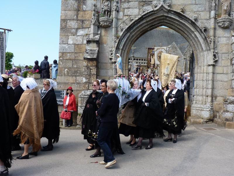 Sortie des croix et bannières de l'église (8)