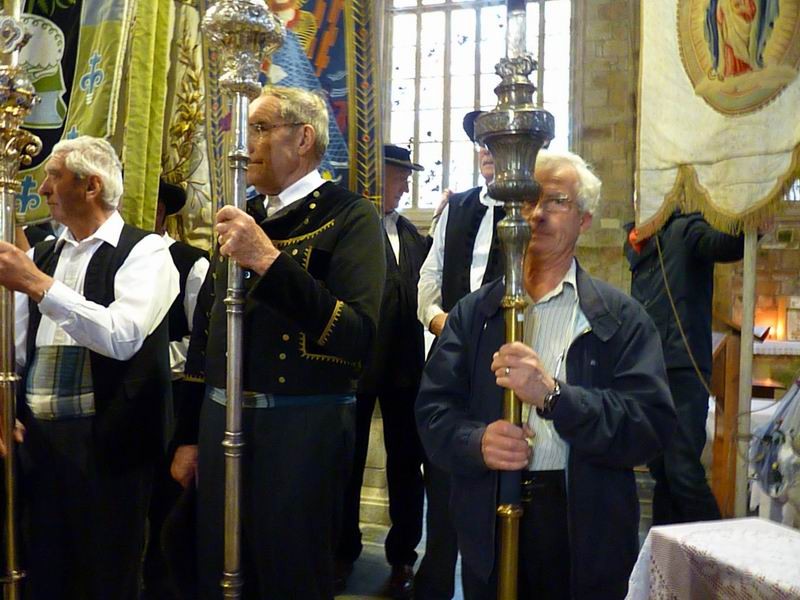 Les croix et les bannières s'installent dans le choeur (4)