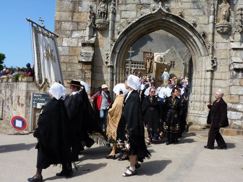 Sortie des croix et bannières de l'église (7)