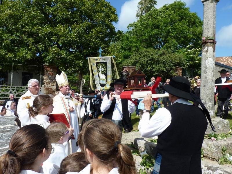 Présentation de la relique de St Jean, patron de la paroisse