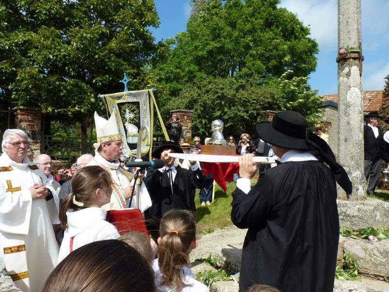 Présentation de la relique de St Mériadec, fondateur de la paroisse