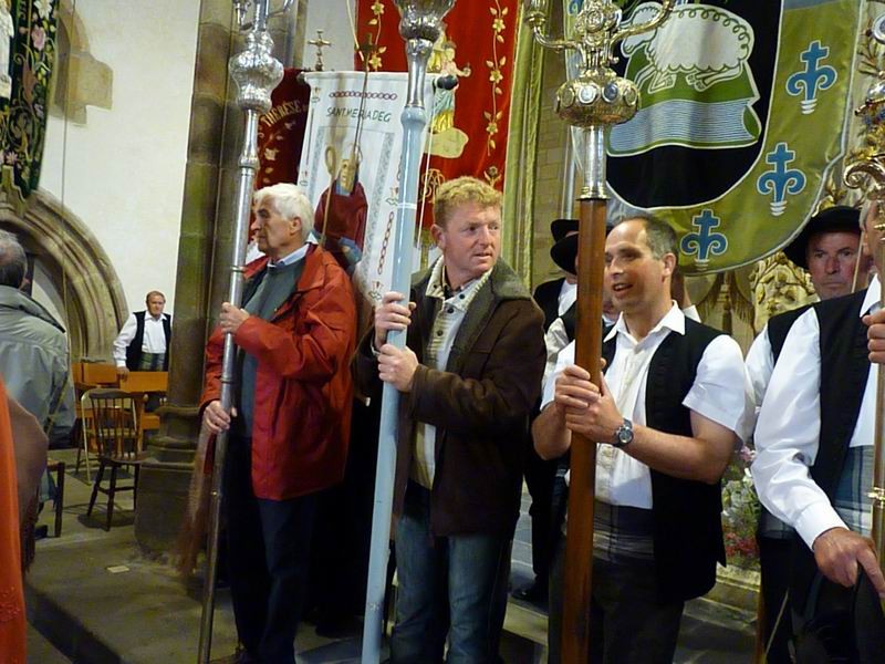 Les croix et les bannières s'installent dans le choeur (2)