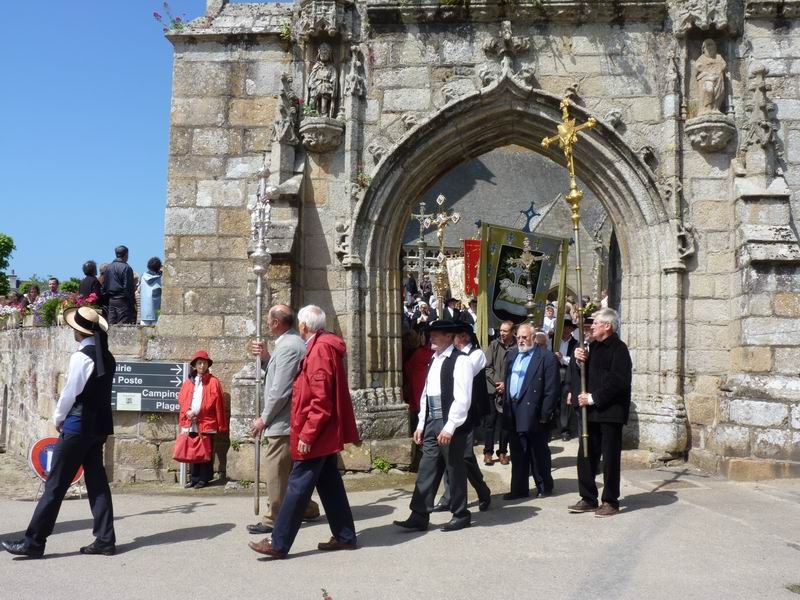 Sortie des croix et bannières de l'église (3)