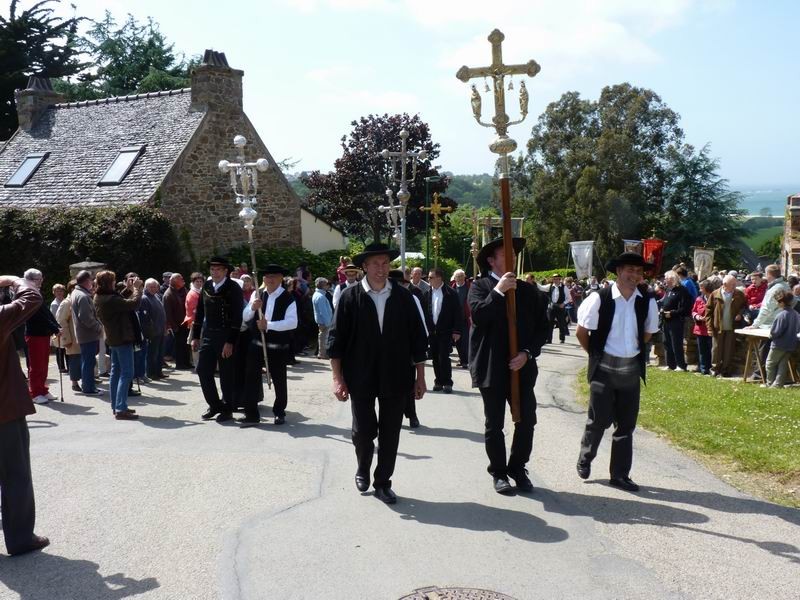 La procession vers la colline de Pen ar C'hra  (16) (arrivée en haut de la colline)