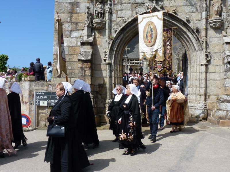 Sortie des croix et bannières de l'église (9)