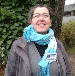 Sylvie, avec son badge devant les bâtiments de l'hôpital de Morlaix