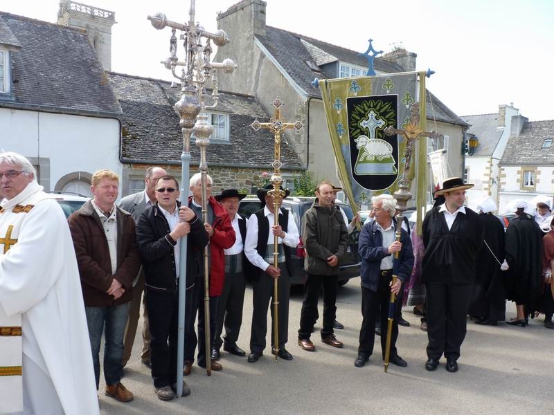 Regroupement devant l'église (2)