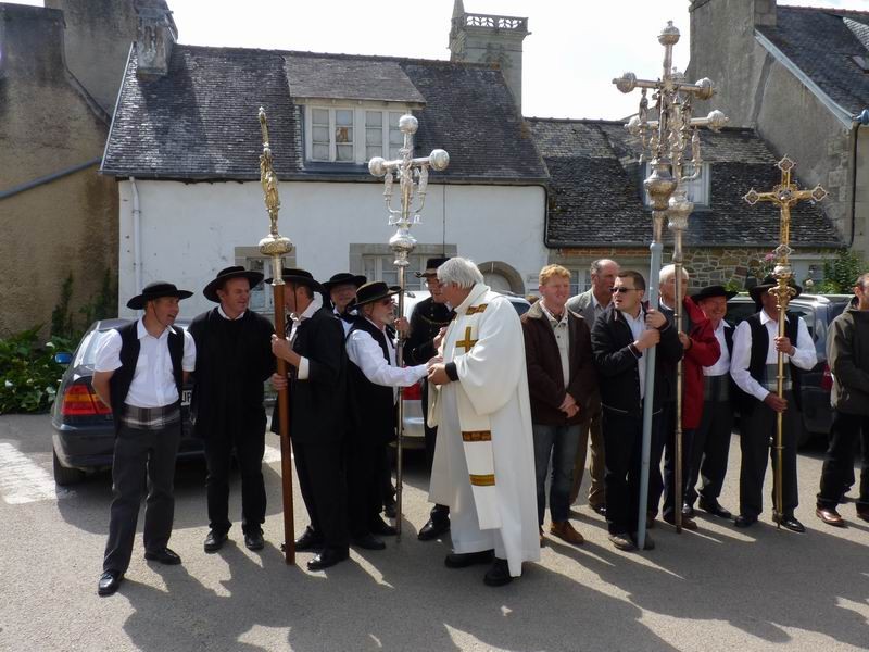 Regroupement devant l'église (1)