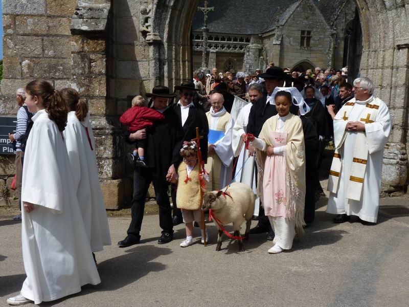 Sortie des enfants de chœur, avec le "petit St Jean" et son mouton (2)