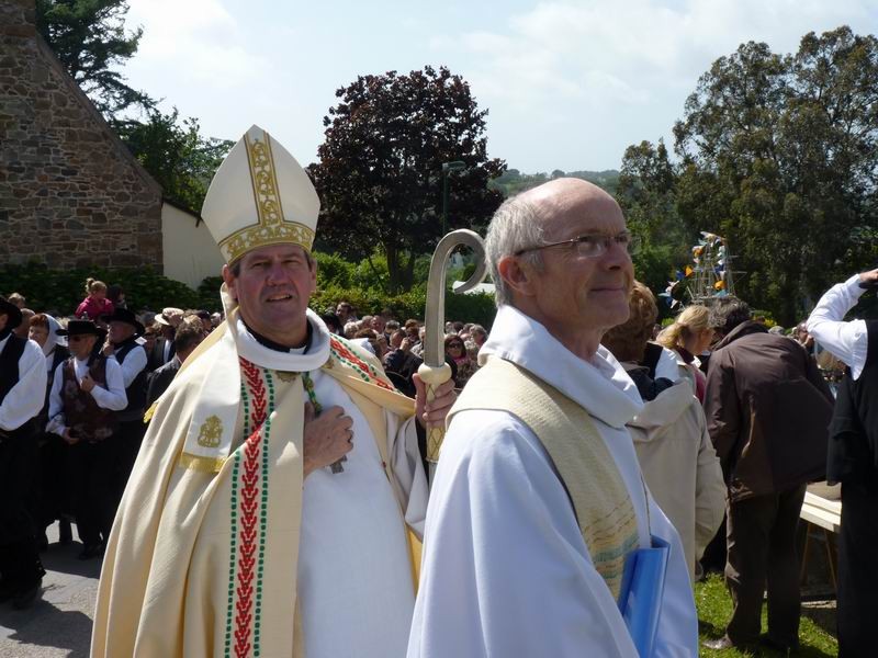 Le clergé arrive également en haut de la colline!