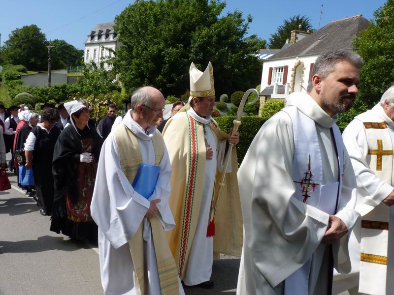 La procession vers la colline de Pen ar C'hra  (13) (le clergé monte la côte)