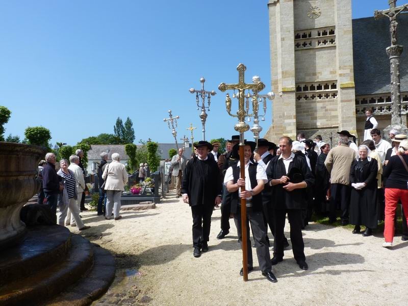 Sortie des croix et bannières de l'église (1)