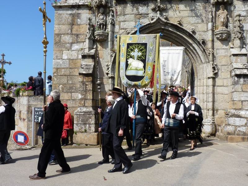 Sortie des croix et bannières de l'église (4)