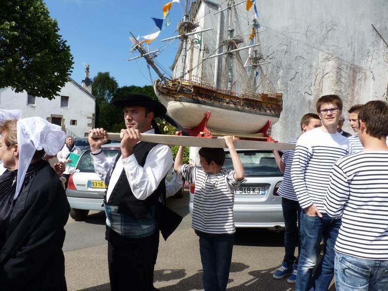 Regroupement devant l'église (4)