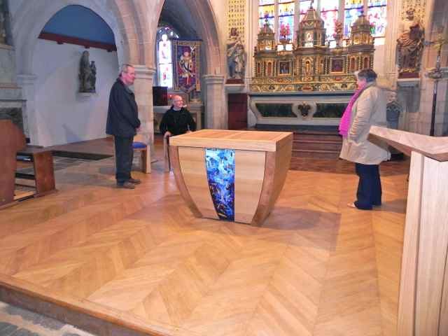 Le montage de l'autel à l'église de Plougasnou (9/10)