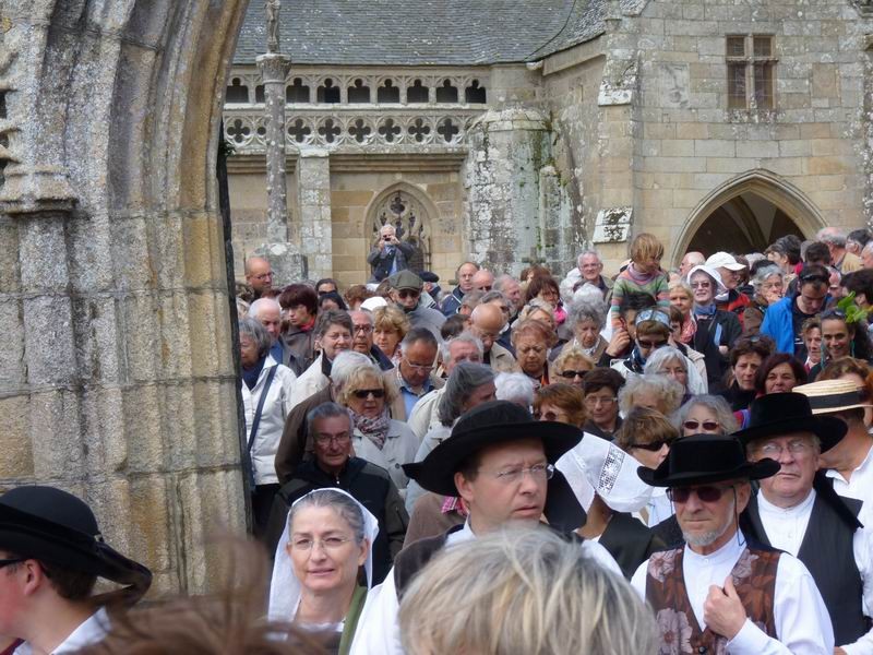 Sortie de la foule des pélerins (1)