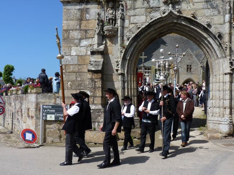 Sortie des croix et bannières de l'église (2)