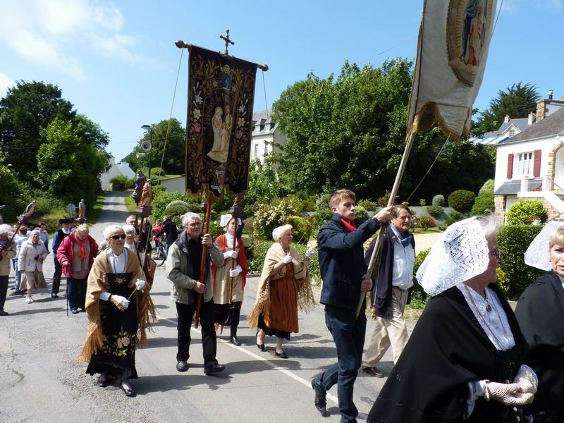 La procession vers la colline de Pen ar C'hra  (9) (du vent dans les voilures!)