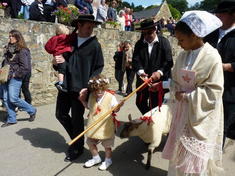 La procession vers la colline de Pen ar C'hra (1) (Le Petit Saint jean et son mouton)
