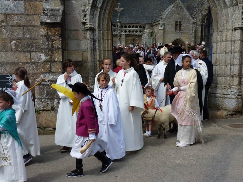 Sortie des enfants de chœur, avec le "petit St Jean" et son mouton (1)