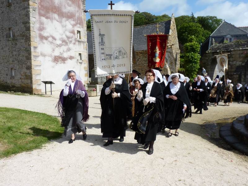 Redescente vers l'église pour la dernière cérémonie (2)