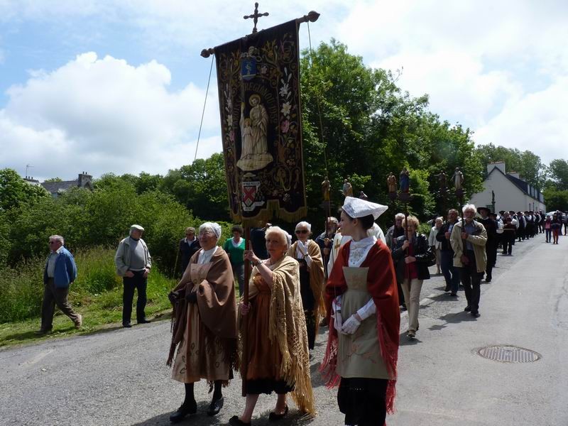 Défilé de la bannière de Sainte Anne, de la Paroisse de TREGLONOU