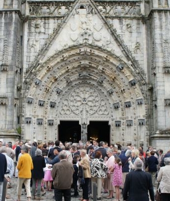 Sur la place St Corentin, malgré un temps peu clément, c'est de tout le doyenné que les paroissiens se sont retrouvés pour accompagner Joseph et Samuel.