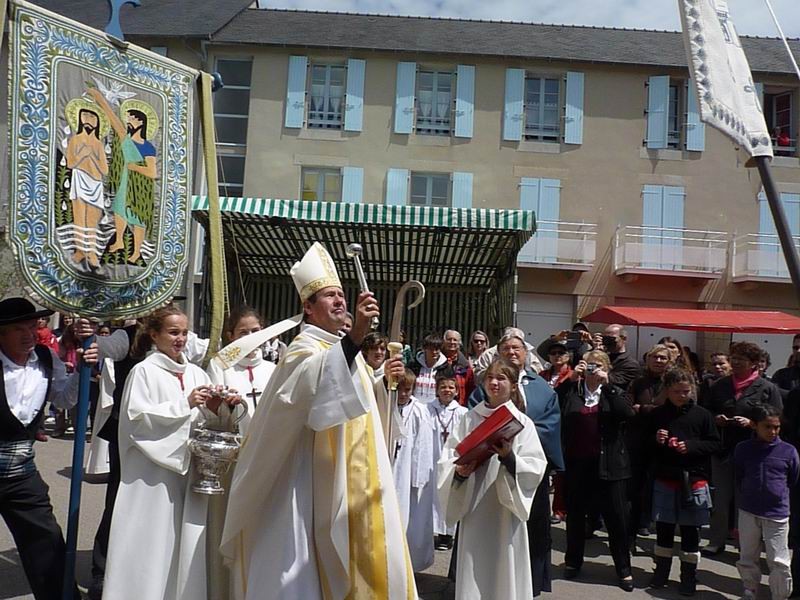Le salut des bannières (5) (bannière de Saint Mériadec)