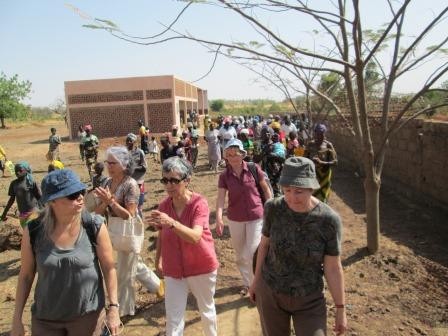 Nous quittons la CCB de Ekoulkoala  accompagnés jusque la voiture des chants de la chorale des femmes.