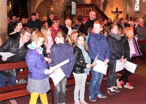 Une messe des familles à Pleyber-Christ