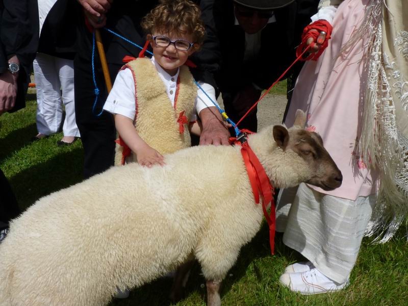 Présentation du Petit St Jean, de sa famille et de son mouton (2)