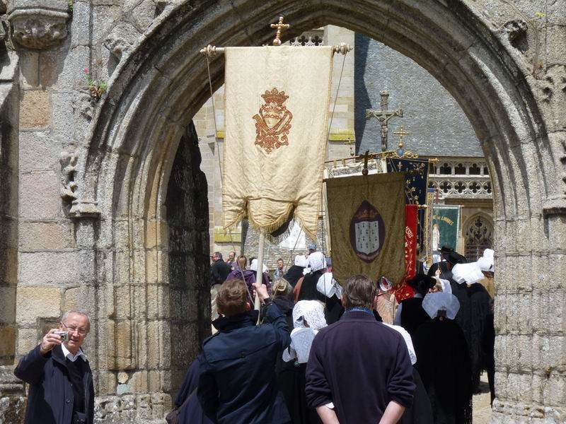 Entrée dans l'église (1)