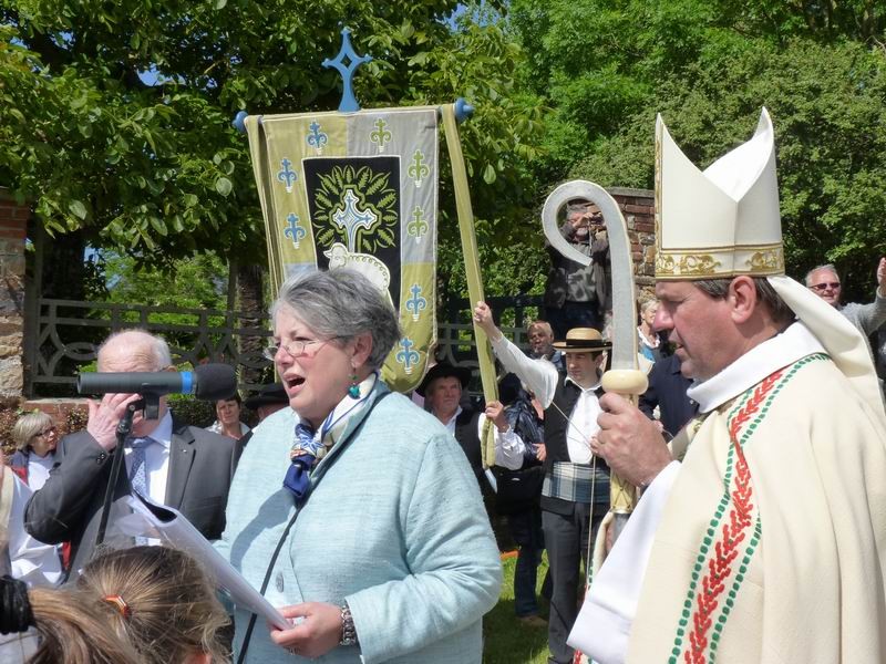 Cantique «Sant Yann Ar Biz» - Elisabeth Joly fait chanter l’assistance 