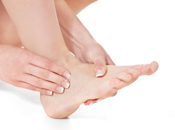 Die Polyneuropathie ist eine Erkrankung, bei der die peripheren Nerven Schwierigkeiten haben, Nachrichten zwischen dem Gehirn und dem Rückenmark weiterzuleiten. Dies kann zu Schmerzen, Taubheitsgefühlen und der Unfähigkeit, die Muskeln zu bewegen, führen.