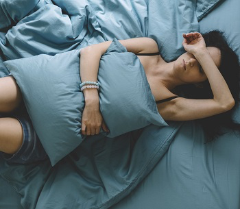 Bei der Fibromyalgie handelt es sich um eine Fehlfunktion des zentralen Nervensystems. Dadurch reagieren FMS-Patienten überempfindlich auf Schmerzen. Betroffene beschreiben ihre Beschwerden als Muskelkater oder Gliederschmerzen ähnlich. 