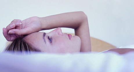 Melatonin ist das Nacht- und Schlafhormon. Es wird im Gehirn gebildet und am Abend ausgeschüttet. Es macht müde und sorgt dafür, dass wir rechtzeitig zu Bett gehen. Melatonin reguliert jedoch nicht nur die innere Uhr des Menschen.