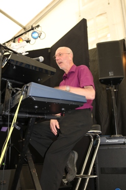 Etienne, claviers et chant de 2011 à 2019
