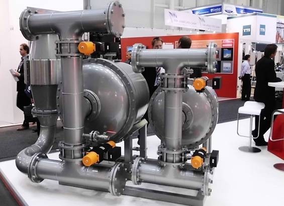 Abbildung 1: SMM 2010, Blick auf die Filterelemente der Ballastwasser-Aufbereitungsanlage der Fa. RWO (Foto Dr. Hochhaus)